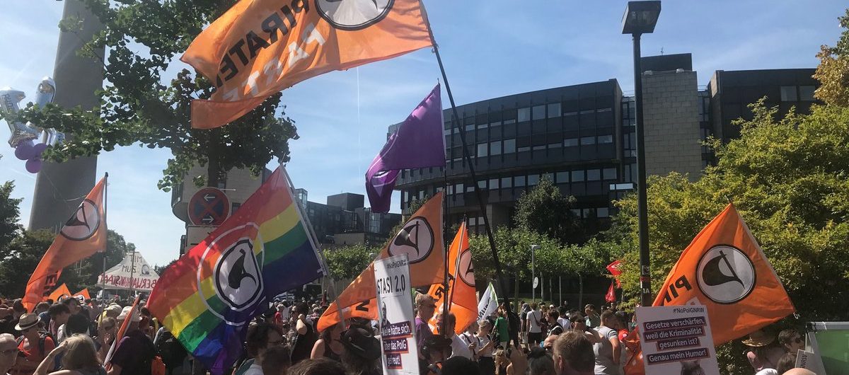 Piraten bei der NoPolGNRW Demo vor dem Landtag.