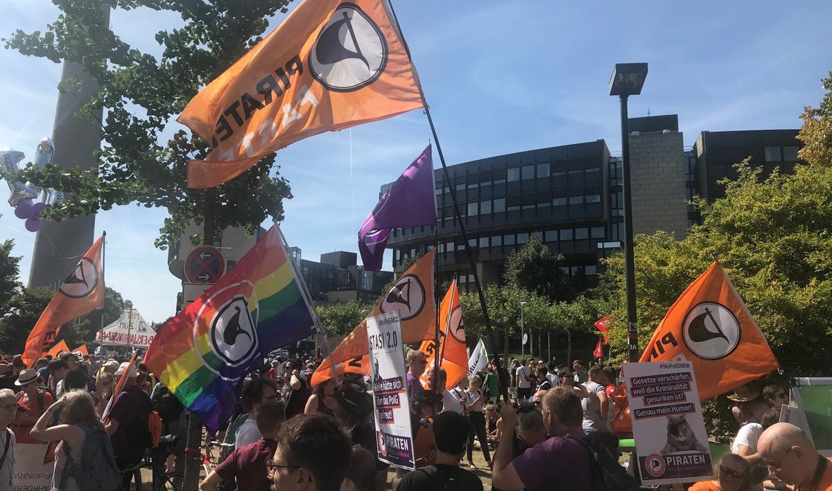Piraten bei der NoPolGNRW Demo vor dem Landtag.